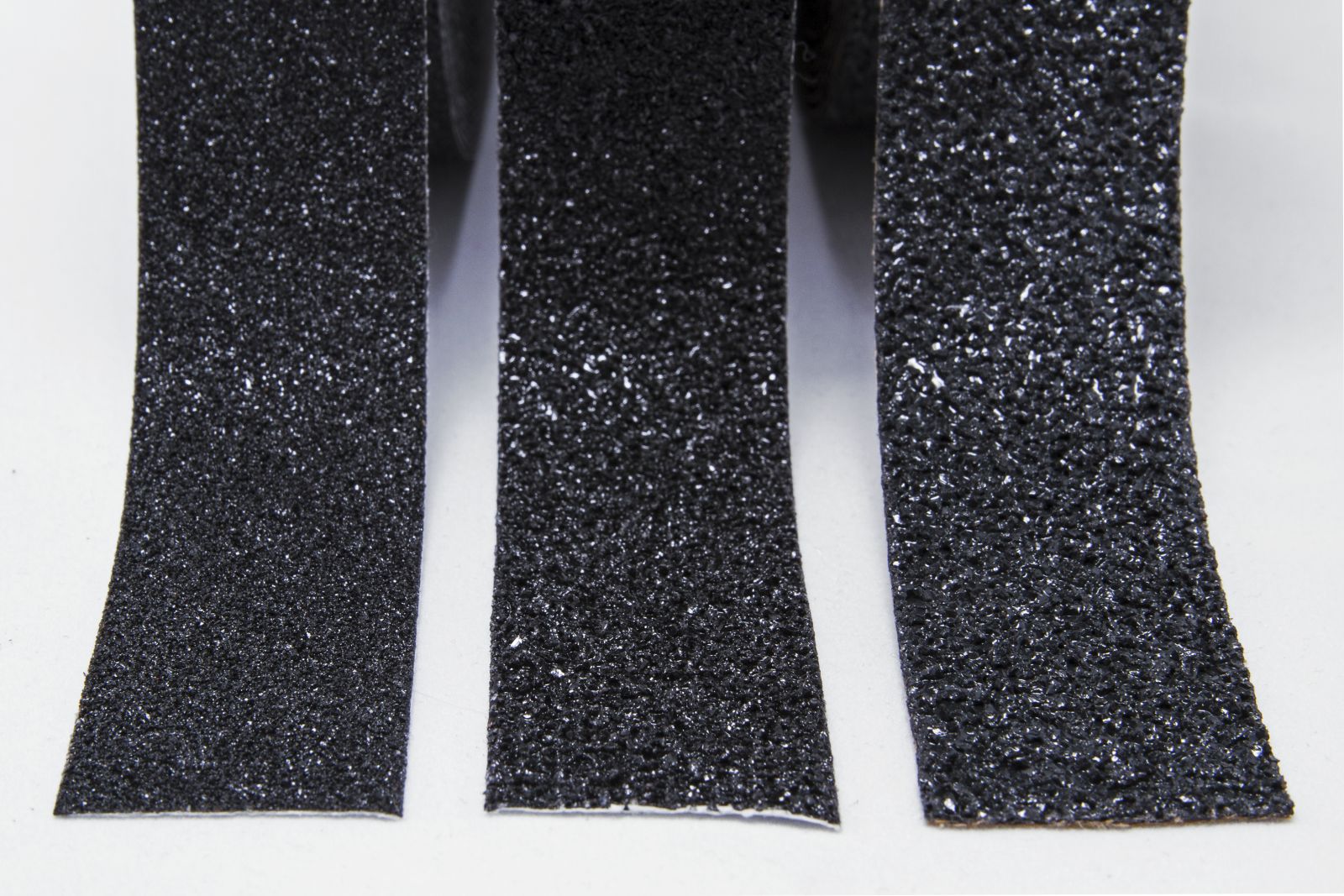 Stralucire antiderapanta extra rugoasa, de culoare neagra. www.csuszasgatloszalag.hu